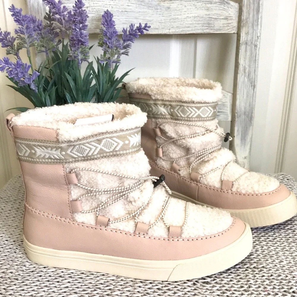 NWT Toms Alpine Boots in Dark Blush